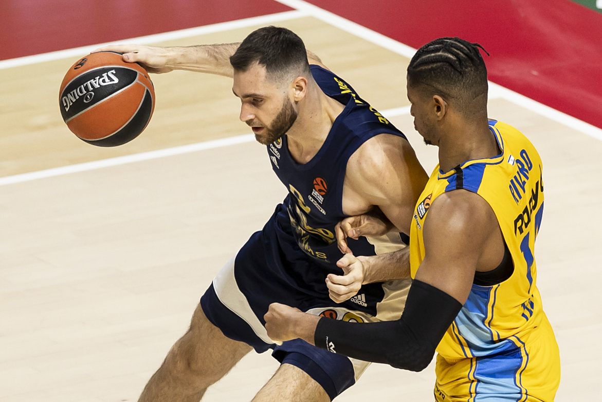 雷竞技-美国队不断突破！，Scout连续十场比赛得分超过出色防守全场沸腾不已的简单介绍